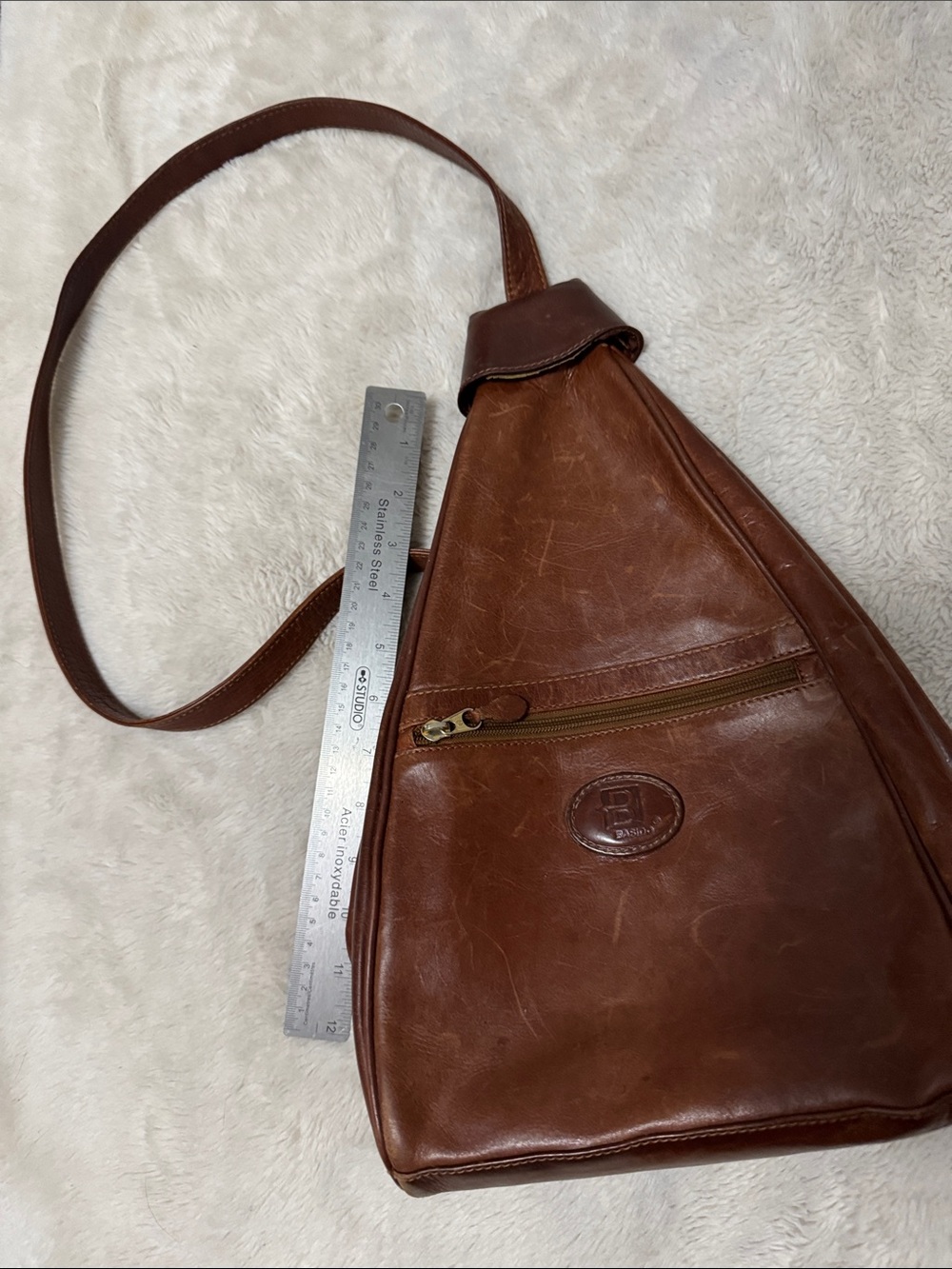 Basido | Brown Leather Sling Belt Bag - Classic Crossbody - Picture 5 of 11